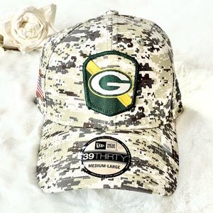 New with tags GREEN BAY PACKERS OFFICIAL NFL HAT CREAM & GREEN CAMO  w/logo